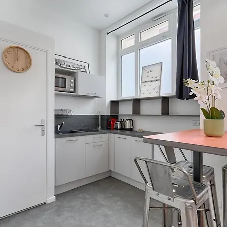 Apartment De Charme Au Coeur Des Batignolles Paris